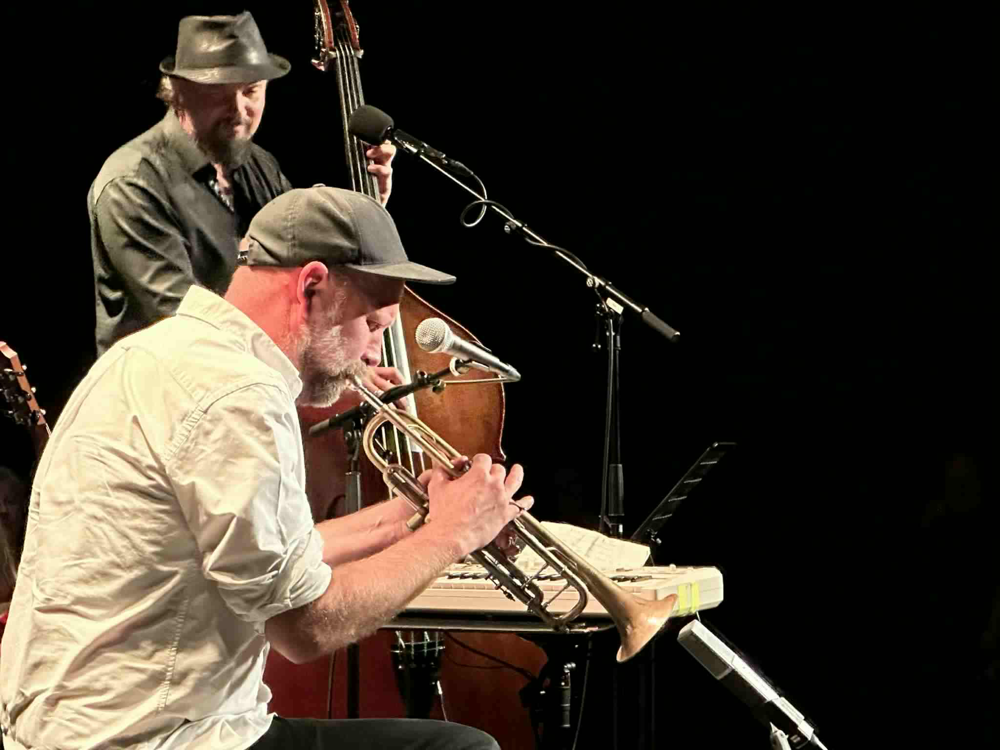 To myke menn, rider igjen