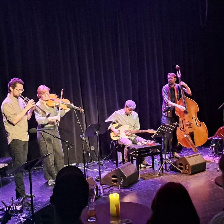 Sammen med sekstetten Undergrowth leverte han en stemningsfull konsert der kollektivt samspill og musikalsk nysgjerrighet sto i sentrum. Hayden Powell gjorde et etterlengtet gjensyn med Storyville torsdag kveld
