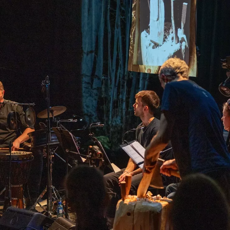 Kanskje var det et gesamtkunstverk som traff publikum i Storyville torsdag kveld? De likte i alle fall det de fikk servert. Storyville torsdag kveld: En tur i skogen med Sondre Ferstad og gjengen