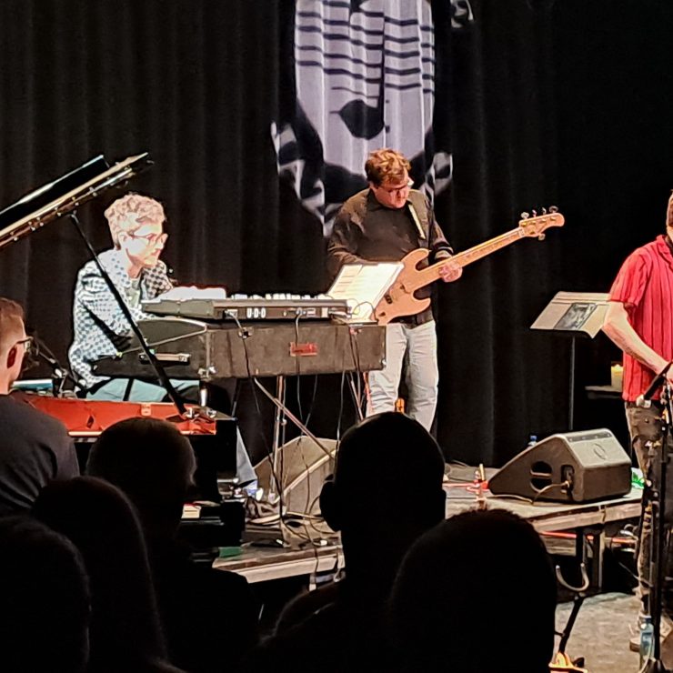 For en fest av en konsert! Publikum smilte fra øre til øre. Marius Neset kvintett tok oss med på en energisk og fantastisk musikalsk reise med låter fra albumet «Cabaret». To ganger stående applaus og fullsatt Storyville i går! For en fest av en konsert!