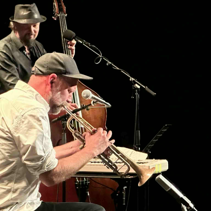 Molde Puls v/ Annlaug Gerritdina Pijfers har skrevet om Steinar Raknes & Mathias Eick sin konsert hos oss, 6. november 2025. To myke menn, rider igjen